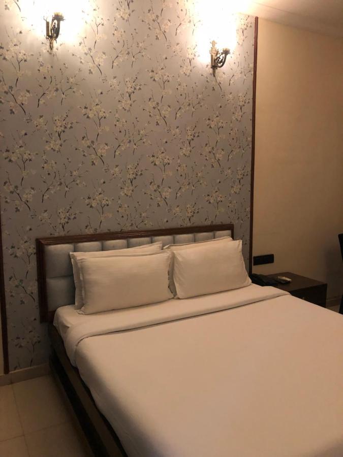 Hotel Royal Regency Bori  Exterior photo