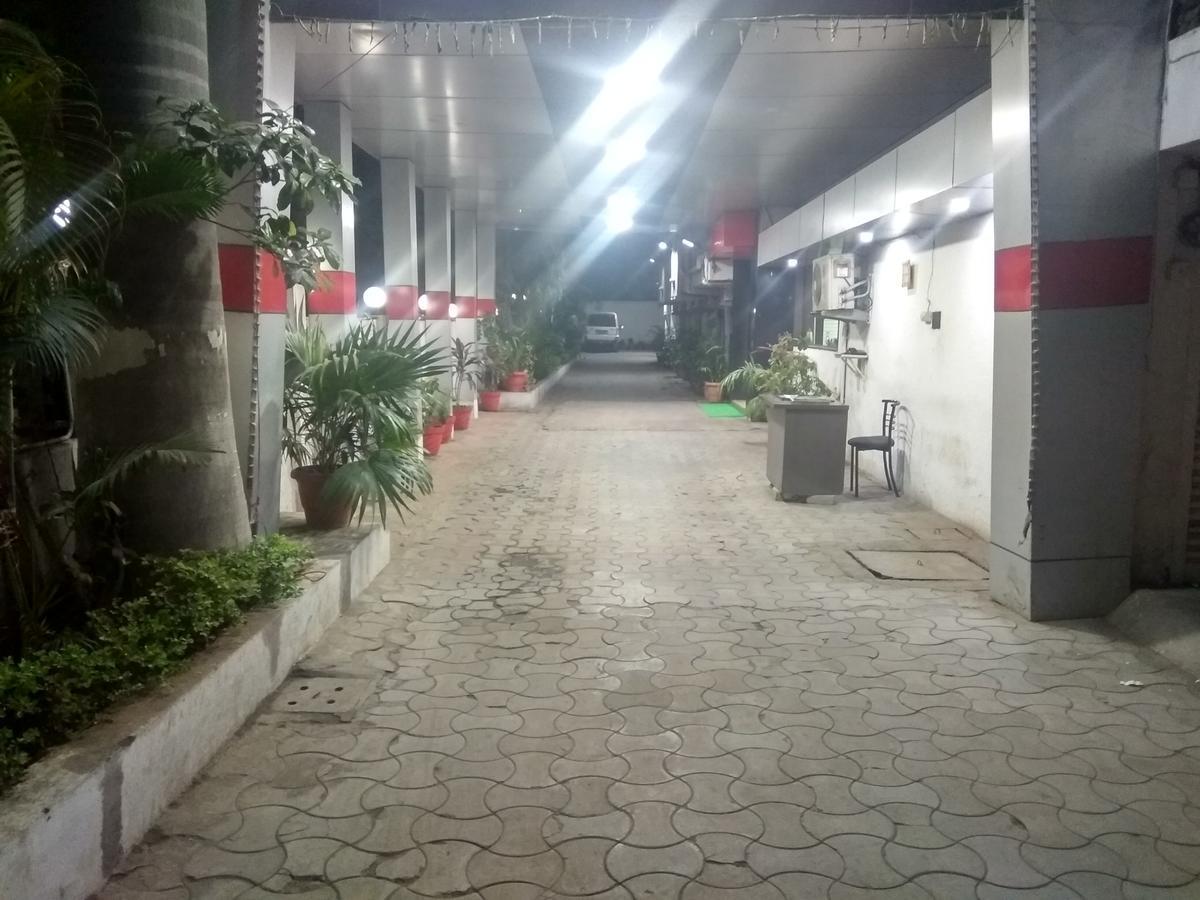 Hotel Royal Regency Bori  Exterior photo
