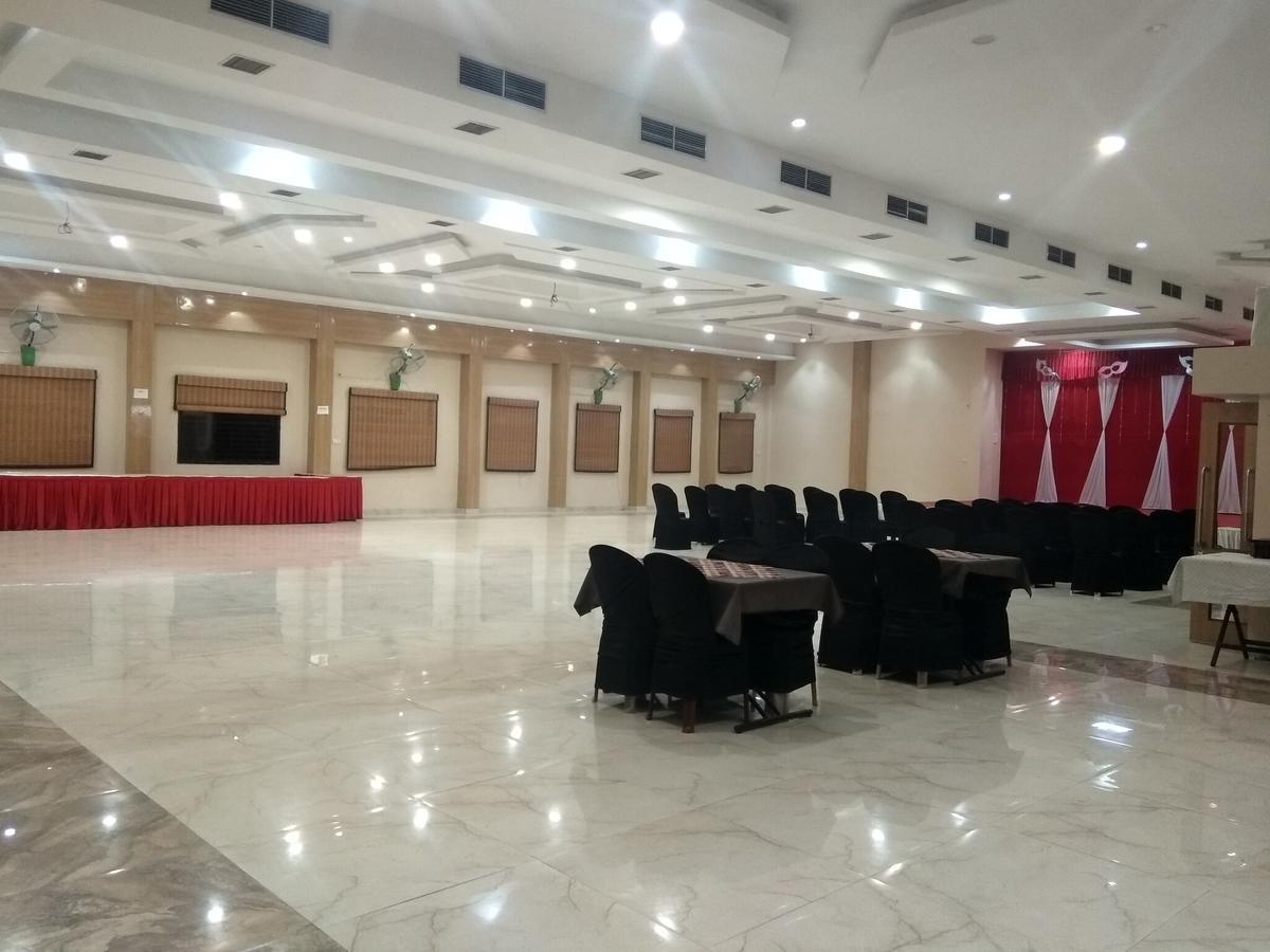 Hotel Royal Regency Bori  Exterior photo