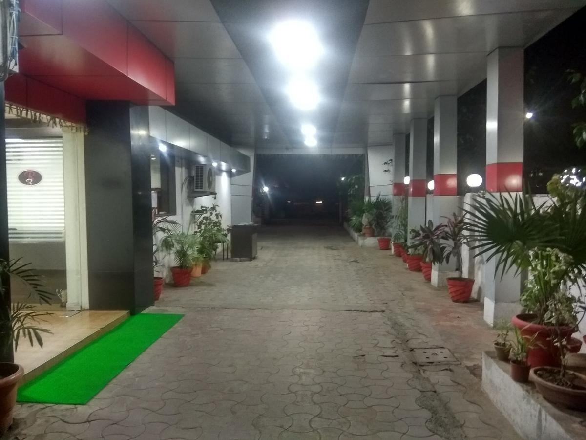 Hotel Royal Regency Bori  Exterior photo