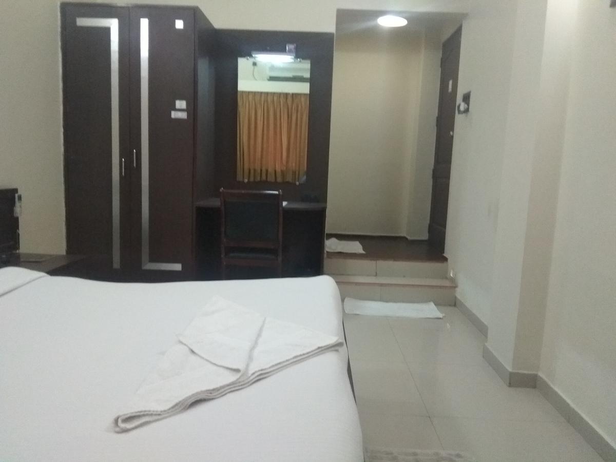 Hotel Royal Regency Bori  Exterior photo